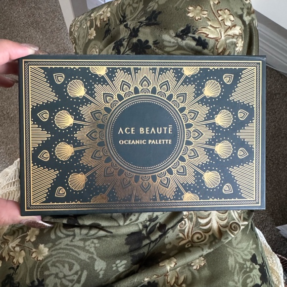 Ace Beauté "Oceanic" eyeshadow palette - Picture 2 of 2